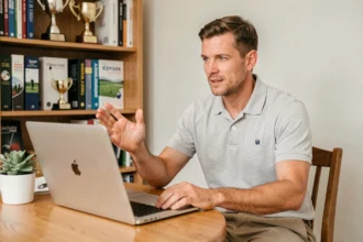 Enseignant de golf masculin en session de cours en ligne depuis son bureau à domicile