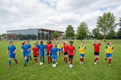 Groupe de jeunes en kits colorés lors d'un camp de football