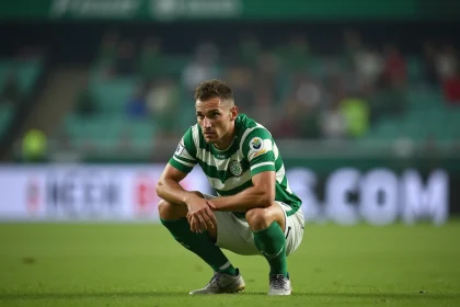 Joueur de football australien A-League agenouill&eacute; sur le terrain, expression tendue, apr&egrave;s un match difficile pour le maintien